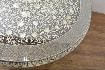 中古　高級品!!　全面に施された螺鈿細工が豪華なダイニングテーブル(食卓、2人掛け、4人掛け、ラウンドテーブル、丸テーブル)(定価推定約200万円)(R-077560)