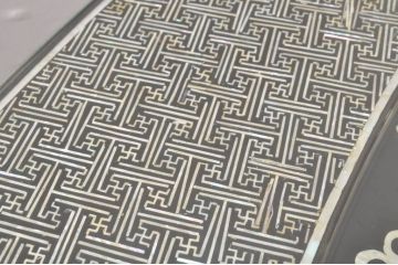 中古　高級品!!　全面に施された螺鈿細工が豪華なダイニングテーブル(食卓、2人掛け、4人掛け、ラウンドテーブル、丸テーブル)(定価推定約200万円)(R-077560)