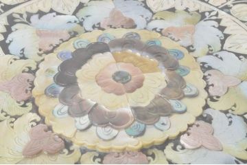 中古　高級品!!　全面に施された螺鈿細工が豪華なダイニングテーブル(食卓、2人掛け、4人掛け、ラウンドテーブル、丸テーブル)(定価推定約200万円)(R-077560)