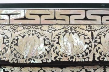 中古　高級品!!　全面に施された螺鈿細工が豪華なダイニングテーブル(食卓、2人掛け、4人掛け、ラウンドテーブル、丸テーブル)(定価推定約200万円)(R-077560)