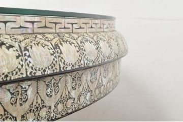 中古　高級品!!　全面に施された螺鈿細工が豪華なダイニングテーブル(食卓、2人掛け、4人掛け、ラウンドテーブル、丸テーブル)(定価推定約200万円)(R-077560)