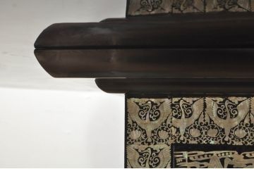 中古　高級品!!　全面に施された螺鈿細工が豪華なダイニングテーブル(食卓、2人掛け、4人掛け、ラウンドテーブル、丸テーブル)(定価推定約200万円)(R-077560)