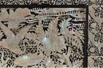 中古　高級品!!　全面に施された螺鈿細工が豪華なダイニングテーブル(食卓、2人掛け、4人掛け、ラウンドテーブル、丸テーブル)(定価推定約200万円)(R-077560)