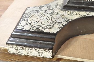 中古　高級品!!　全面に施された螺鈿細工が豪華なダイニングテーブル(食卓、2人掛け、4人掛け、ラウンドテーブル、丸テーブル)(定価推定約200万円)(R-077560)