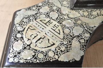 中古　高級品!!　全面に施された螺鈿細工が豪華なダイニングテーブル(食卓、2人掛け、4人掛け、ラウンドテーブル、丸テーブル)(定価推定約200万円)(R-077560)