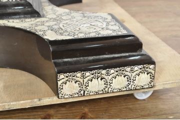 中古　高級品!!　全面に施された螺鈿細工が豪華なダイニングテーブル(食卓、2人掛け、4人掛け、ラウンドテーブル、丸テーブル)(定価推定約200万円)(R-077560)