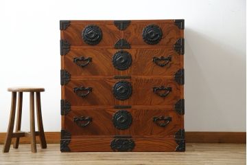 中古　岩谷堂箪笥　独特な杢目と存在感のある金具が美しい衣装箪笥(引き出し、収納たんす、整理箪笥、和タンス、サイドチェスト)(R-077561)