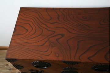 中古　岩谷堂箪笥　独特な杢目と存在感のある金具が美しい衣装箪笥(引き出し、収納たんす、整理箪笥、和タンス、サイドチェスト)(R-077561)