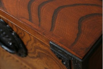 中古　岩谷堂箪笥　独特な杢目と存在感のある金具が美しい衣装箪笥(引き出し、収納たんす、整理箪笥、和タンス、サイドチェスト)(R-077561)