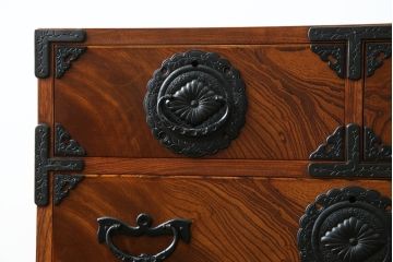 中古　岩谷堂箪笥　独特な杢目と存在感のある金具が美しい衣装箪笥(引き出し、収納たんす、整理箪笥、和タンス、サイドチェスト)(R-077561)