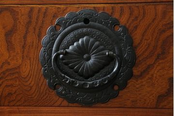中古　岩谷堂箪笥　独特な杢目と存在感のある金具が美しい衣装箪笥(引き出し、収納たんす、整理箪笥、和タンス、サイドチェスト)(R-077561)