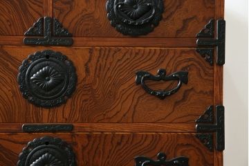 中古　岩谷堂箪笥　独特な杢目と存在感のある金具が美しい衣装箪笥(引き出し、収納たんす、整理箪笥、和タンス、サイドチェスト)(R-077561)