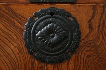 中古　岩谷堂箪笥　独特な杢目と存在感のある金具が美しい衣装箪笥(引き出し、収納たんす、整理箪笥、和タンス、サイドチェスト)(R-077561)