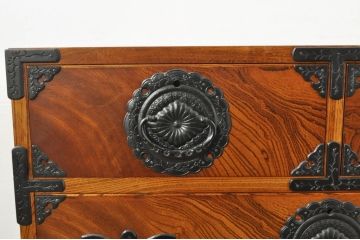 中古　岩谷堂箪笥　独特な杢目と存在感のある金具が美しい衣装箪笥(引き出し、収納たんす、整理箪笥、和タンス、サイドチェスト)(R-077561)