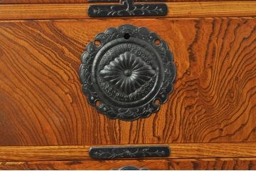 中古　岩谷堂箪笥　独特な杢目と存在感のある金具が美しい衣装箪笥(引き出し、収納たんす、整理箪笥、和タンス、サイドチェスト)(R-077561)