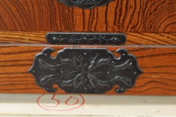 中古　岩谷堂箪笥　独特な杢目と存在感のある金具が美しい衣装箪笥(引き出し、収納たんす、整理箪笥、和タンス、サイドチェスト)(R-077561)