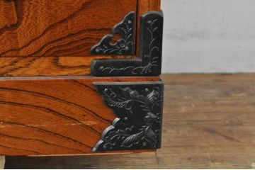 中古　岩谷堂箪笥　独特な杢目と存在感のある金具が美しい衣装箪笥(引き出し、収納たんす、整理箪笥、和タンス、サイドチェスト)(R-077561)