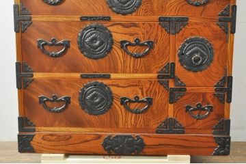中古　岩谷堂箪笥　独特な杢目と存在感のある金具が美しい収納箪笥(引き出し、衣装箪笥、整理箪笥、和タンス、サイドチェスト)(R-077562)