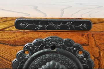 中古　岩谷堂箪笥　独特な杢目と存在感のある金具が美しい収納箪笥(引き出し、衣装箪笥、整理箪笥、和タンス、サイドチェスト)(R-077562)