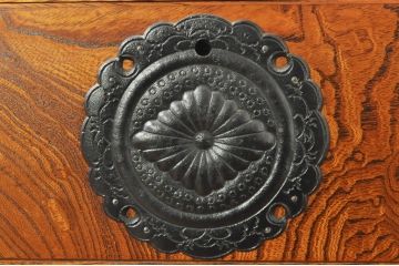 中古　岩谷堂箪笥　独特な杢目と存在感のある金具が美しい収納箪笥(引き出し、衣装箪笥、整理箪笥、和タンス、サイドチェスト)(R-077562)