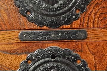 中古　岩谷堂箪笥　独特な杢目と存在感のある金具が美しい収納箪笥(引き出し、衣装箪笥、整理箪笥、和タンス、サイドチェスト)(R-077562)