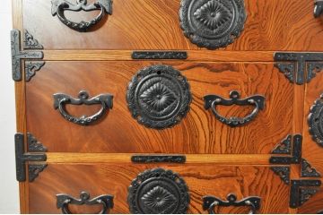 中古　岩谷堂箪笥　独特な杢目と存在感のある金具が美しい収納箪笥(引き出し、衣装箪笥、整理箪笥、和タンス、サイドチェスト)(R-077562)