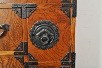 中古　岩谷堂箪笥　独特な杢目と存在感のある金具が美しい収納箪笥(引き出し、衣装箪笥、整理箪笥、和タンス、サイドチェスト)(R-077562)