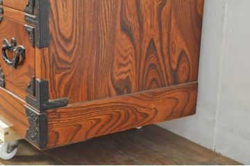 中古　岩谷堂箪笥　独特な杢目と存在感のある金具が美しい収納箪笥(引き出し、衣装箪笥、整理箪笥、和タンス、サイドチェスト)(R-077562)