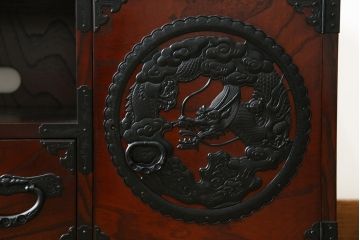 中古　欅産業　仙台民芸箪笥(仙台箪笥)　美しい木目と存在感のある龍の金具が目を惹くテレビボード(テレビ台、ローボード、サイドボード、リビングボード、収納棚、戸棚)(R-077599)