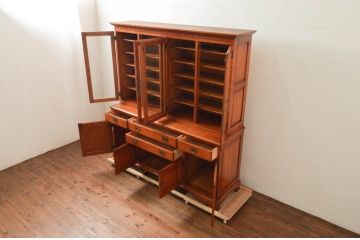 中古　横浜ダニエル(daniel)　A-213　重厚感のある佇まいが魅力のキャビネット(飾り棚、食器棚、カップボード、収納棚、戸棚)(R-077602)