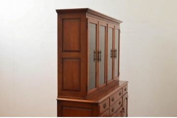 中古　横浜ダニエル(daniel)　A-213　重厚感のある佇まいが魅力のキャビネット(飾り棚、食器棚、カップボード、収納棚、戸棚)(R-077602)