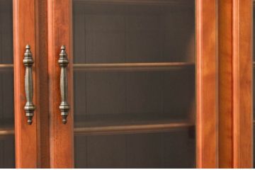 中古　横浜ダニエル(daniel)　A-213　重厚感のある佇まいが魅力のキャビネット(飾り棚、食器棚、カップボード、収納棚、戸棚)(R-077602)