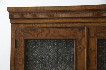 和製アンティーク　高級品!!　前面タモ材　玉杢　希少なプレスガラス入り　大正ロマンの雰囲気漂う本箱(ブックケース、サイドキャビネット、収納棚、戸棚)(R-077604)