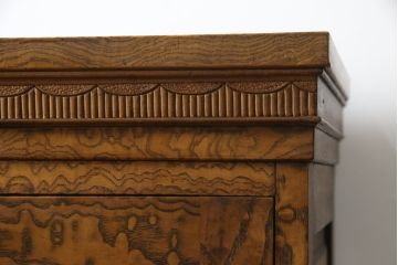 和製アンティーク　高級品!!　前面タモ材　玉杢　希少なプレスガラス入り　大正ロマンの雰囲気漂う本箱(ブックケース、サイドキャビネット、収納棚、戸棚)(R-077604)