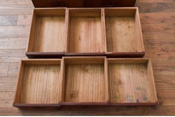 和製アンティーク　上手物!!　総欅(ケヤキ)材　前面玉杢　趣のある佇まいが魅力的な銅金具付きの茶箪笥(茶棚、収納棚、戸棚)(R-077605)