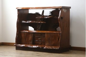 中古　民芸家具　漆塗り　屋久杉を贅沢に使った存在感のある飾り棚(茶棚、収納棚、違い棚、サイドボード)(定価約200万円)(R-077608)
