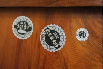 中古　民芸家具　漆塗り　屋久杉を贅沢に使った存在感のある飾り棚(茶棚、収納棚、違い棚、サイドボード)(定価約200万円)(R-077608)