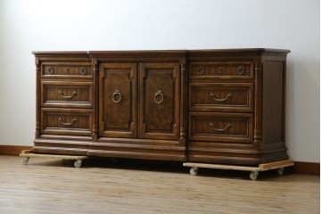 中古　美品　マホガニー材　DREXEL HERITAGE(ドレクセルヘリテイジ)　重厚感あるつくりが魅力的なサイドボード　(R-077609)