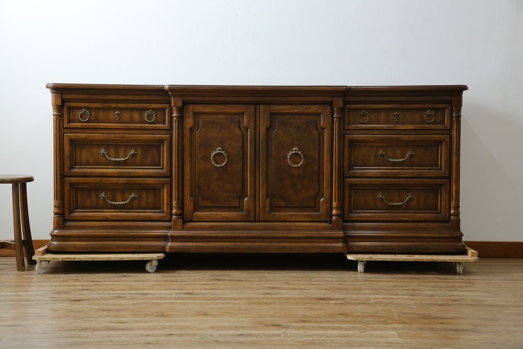 中古　美品　マホガニー材　DREXEL HERITAGE(ドレクセルヘリテイジ)　重厚感あるつくりが魅力的なサイドボード　(R-077609)