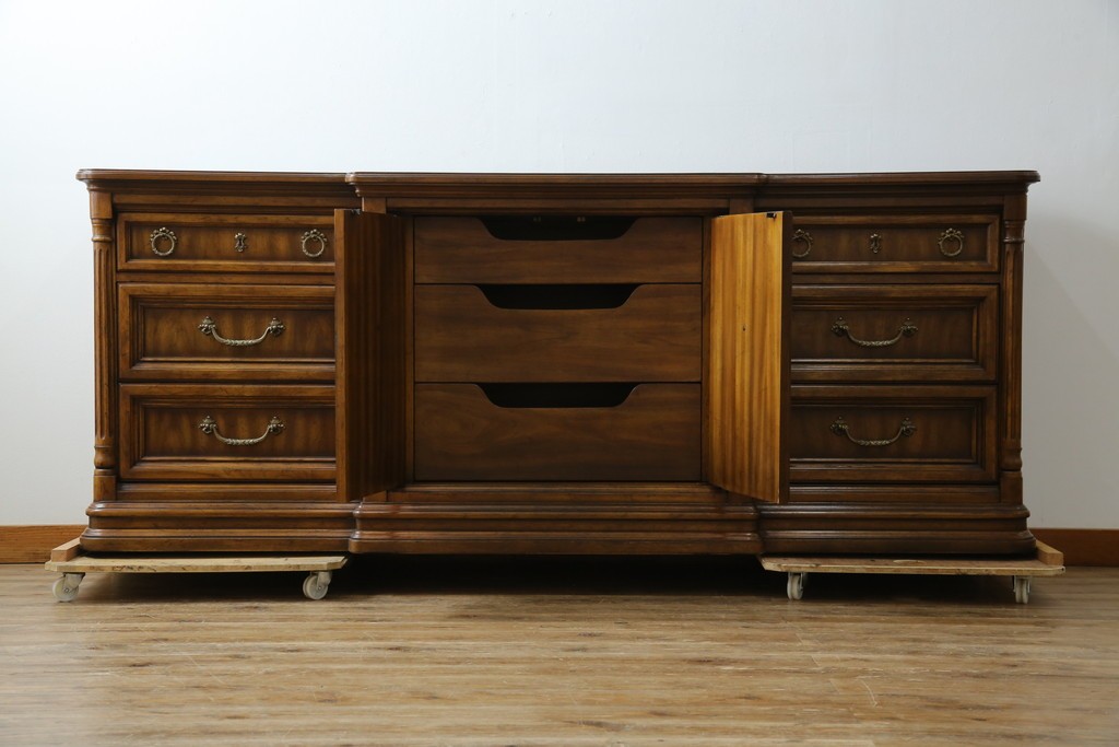 中古　美品　マホガニー材　DREXEL HERITAGE(ドレクセルヘリテイジ)　重厚感あるつくりが魅力的なサイドボード　(R-077609)