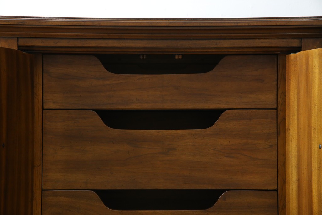 中古　美品　マホガニー材　DREXEL HERITAGE(ドレクセルヘリテイジ)　重厚感あるつくりが魅力的なサイドボード　(R-077609)