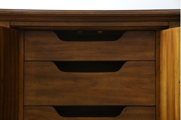 中古　美品　マホガニー材　DREXEL HERITAGE(ドレクセルヘリテイジ)　重厚感あるつくりが魅力的なサイドボード　(R-077609)