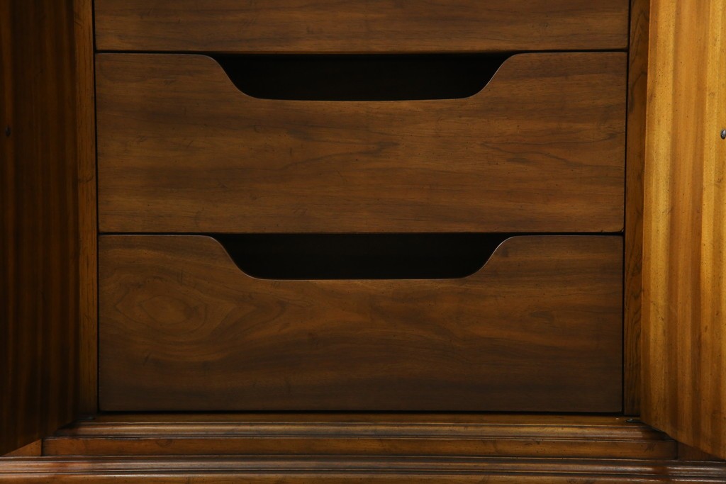 中古　美品　マホガニー材　DREXEL HERITAGE(ドレクセルヘリテイジ)　重厚感あるつくりが魅力的なサイドボード　(R-077609)