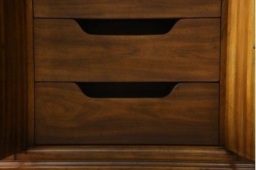 中古　美品　マホガニー材　DREXEL HERITAGE(ドレクセルヘリテイジ)　重厚感あるつくりが魅力的なサイドボード　(R-077609)