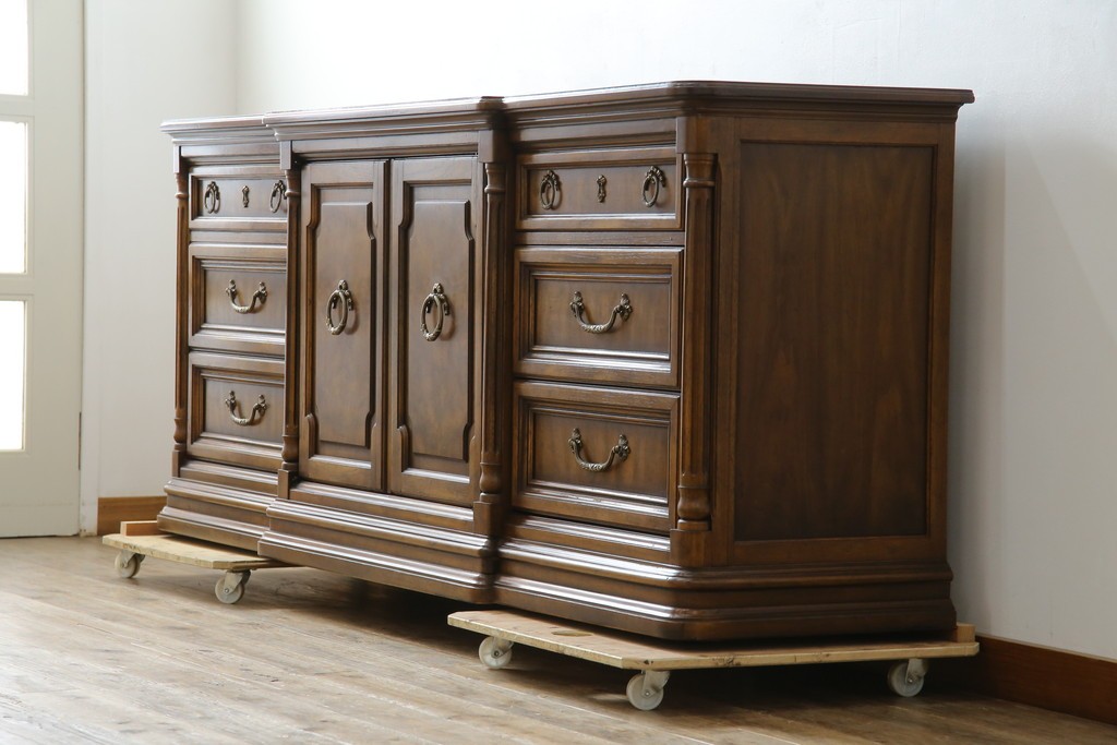 中古　美品　マホガニー材　DREXEL HERITAGE(ドレクセルヘリテイジ)　重厚感あるつくりが魅力的なサイドボード　(R-077609)