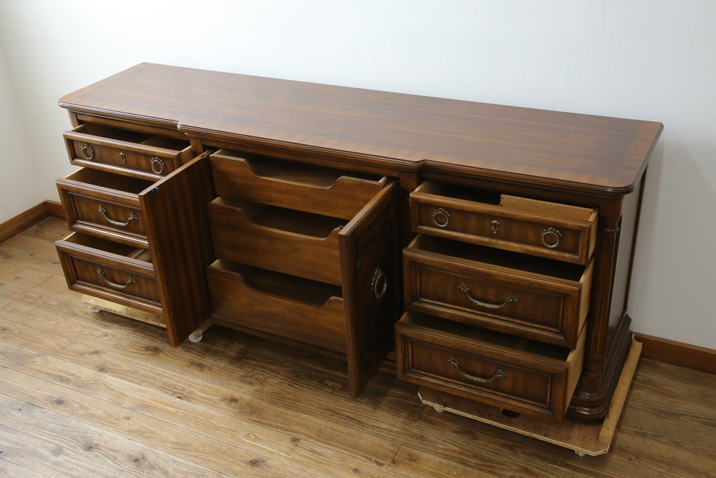 中古　美品　マホガニー材　DREXEL HERITAGE(ドレクセルヘリテイジ)　重厚感あるつくりが魅力的なサイドボード　(R-077609)