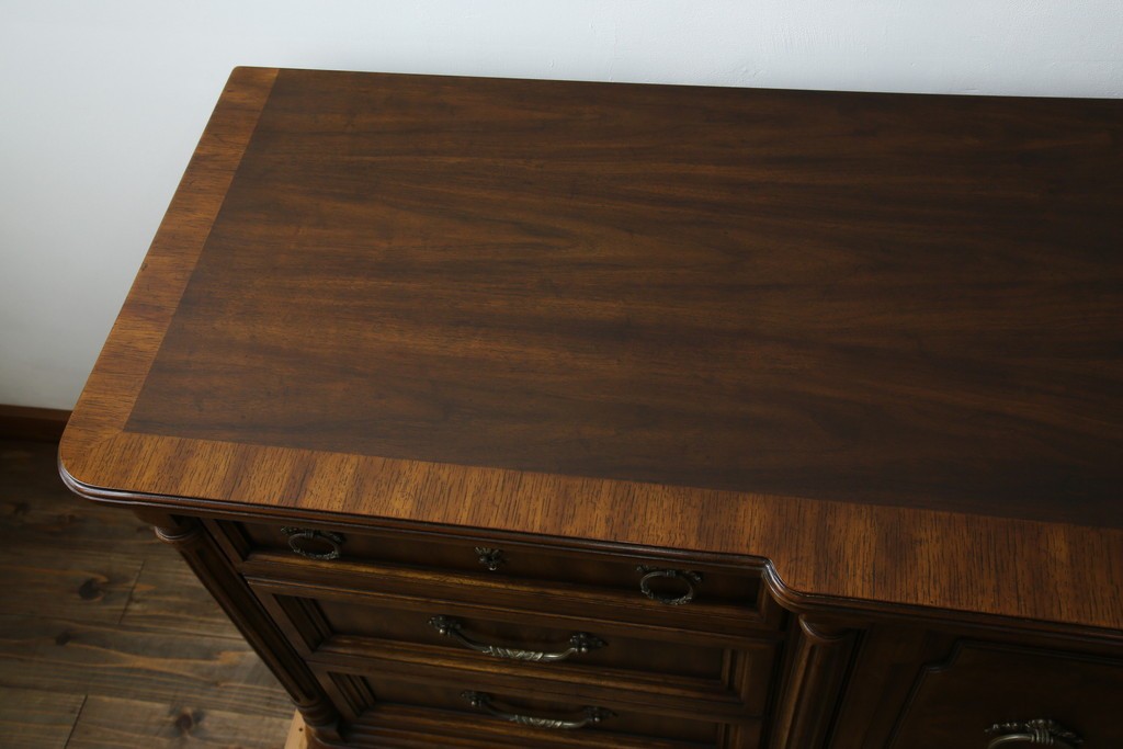 中古　美品　マホガニー材　DREXEL HERITAGE(ドレクセルヘリテイジ)　重厚感あるつくりが魅力的なサイドボード　(R-077609)