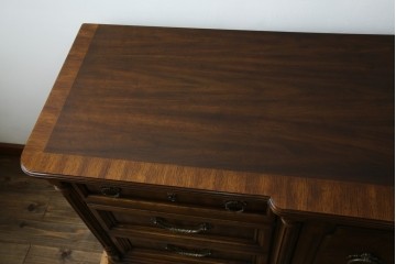 中古　美品　マホガニー材　DREXEL HERITAGE(ドレクセルヘリテイジ)　重厚感あるつくりが魅力的なサイドボード　(R-077609)