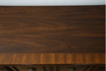 中古　美品　マホガニー材　DREXEL HERITAGE(ドレクセルヘリテイジ)　重厚感あるつくりが魅力的なサイドボード　(R-077609)