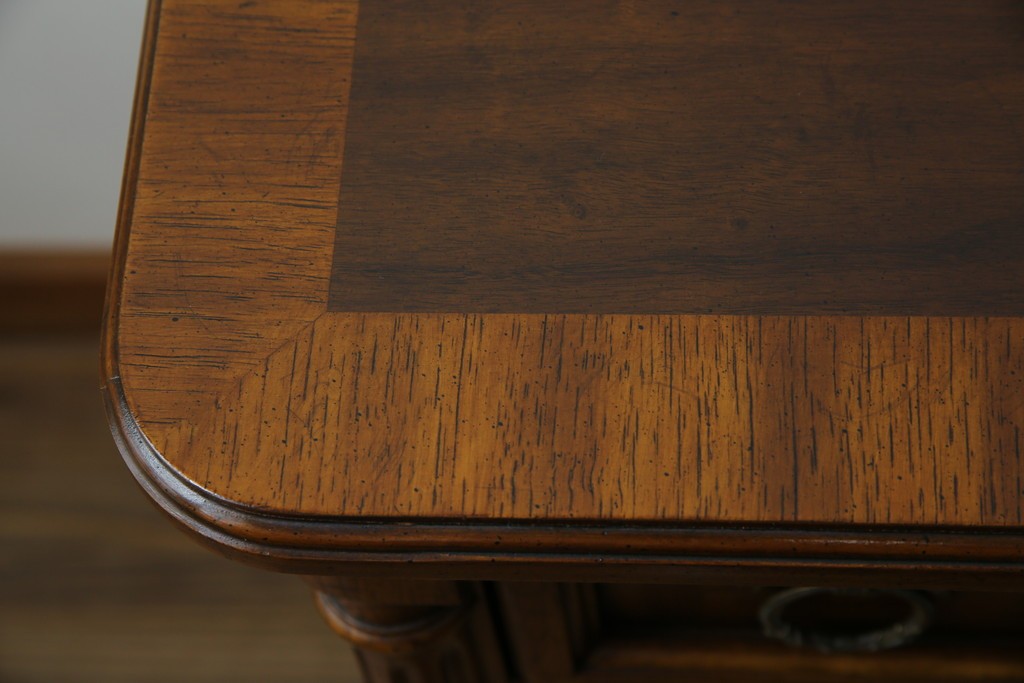 中古　美品　マホガニー材　DREXEL HERITAGE(ドレクセルヘリテイジ)　重厚感あるつくりが魅力的なサイドボード　(R-077609)